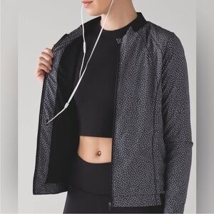 Lululemon Hit It Jacket in Frozen Fizz White Black / Black Sz 8